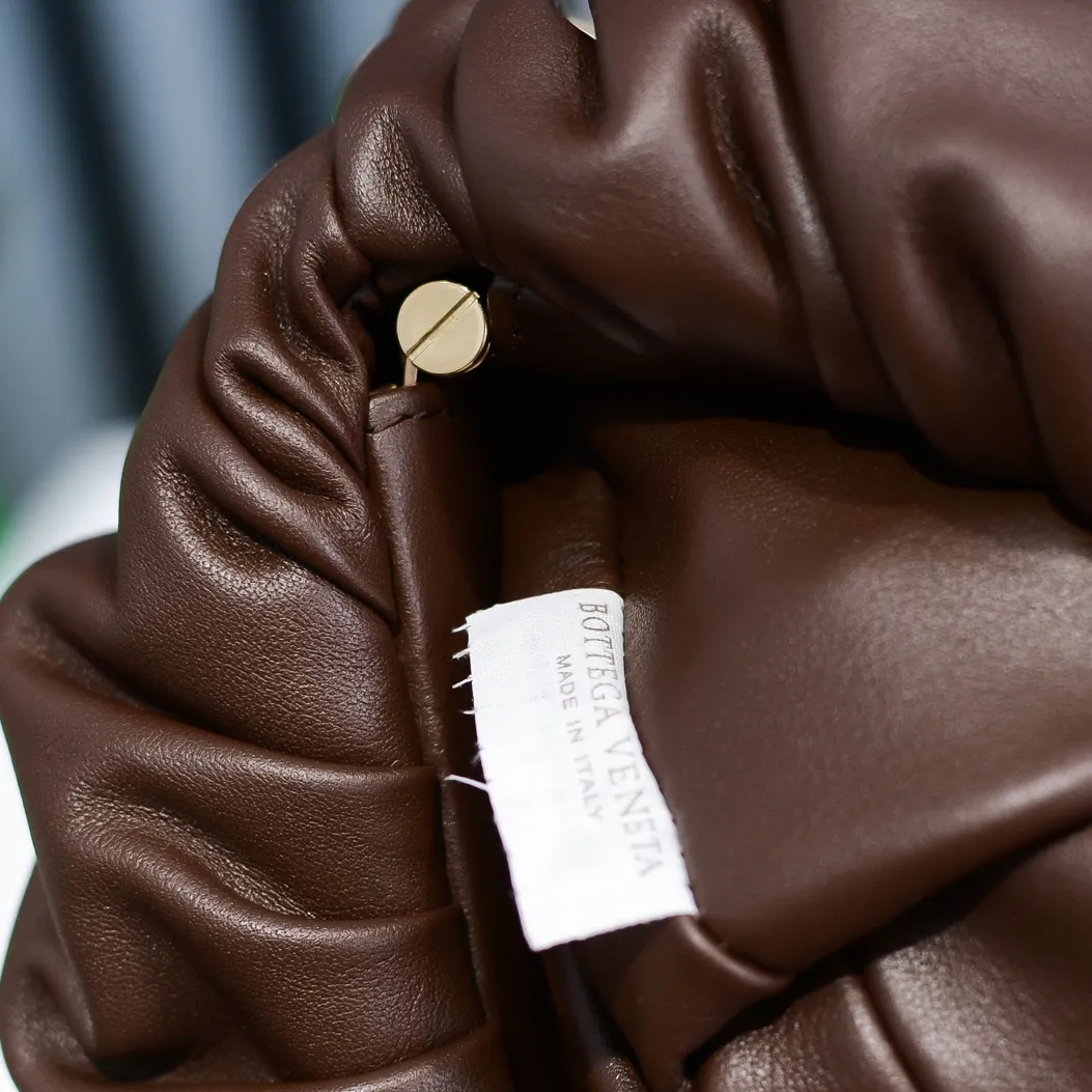 2020 new products will continue to upgrade the cloud bag to the вoттega veneтa chain cloud bag. It is still developed with imported original leather as standard. This hardware chain needs to be light on the upper body and can only be made of all-steel material. It is made of hollowed metal. You don’t have to worry about its weight. Major celebrity fashion bloggers have used it to attend fashion shows. Who can resist the charm of this large gold chain [smile] Style number: 6708# Size: 30*16*12